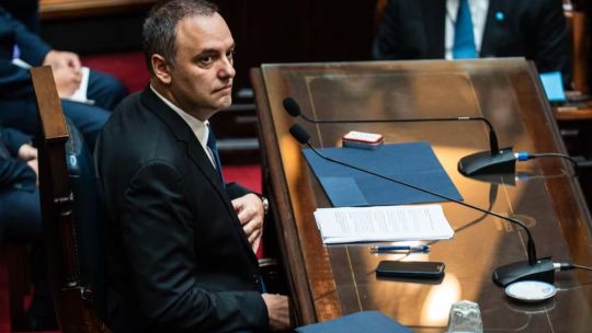 Manuel Adorni hablando en el Congreso durante su informe de gestión