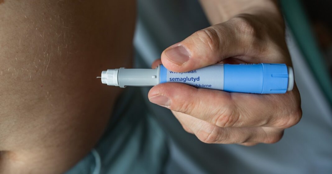 Ilustración médica de un páncreas y un frasco de medicamento, representando la alerta de farmacovigilancia.