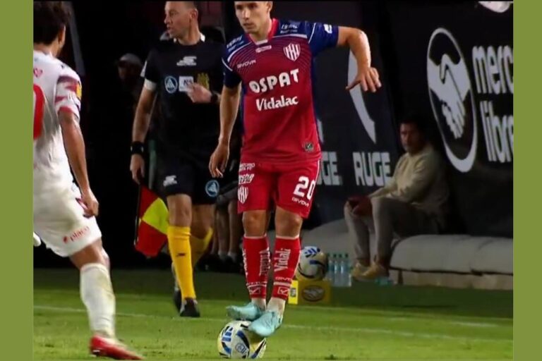 Ilustración de un jugador de fútbol junto a un balón y una tarjeta amarilla, representando la nueva sanción.