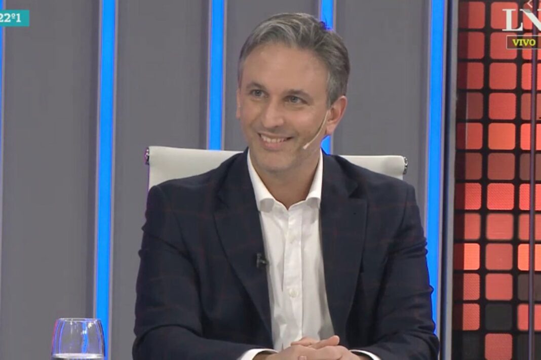 Estudio de radio con micrófonos y consola de sonido, representando los cambios en la programación.