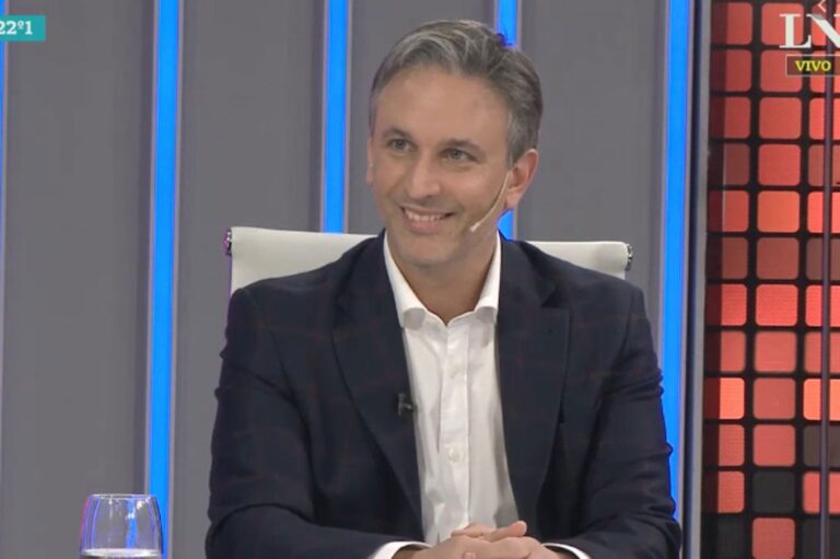 Estudio de radio con micrófonos y consola de sonido, representando los cambios en la programación.