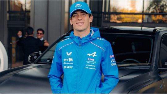 Franco Colapinto junto al auto de Alpine en el Obelisco de Buenos Aires