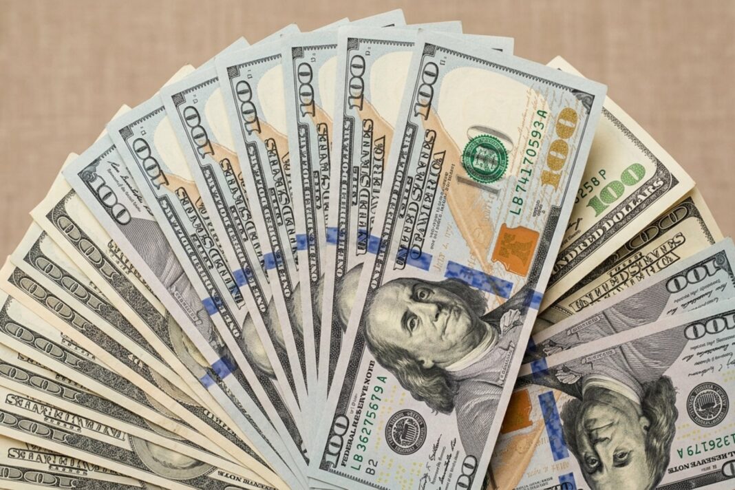 Gráfico económico con símbolos de crecimiento y alerta representando el análisis de la economía argentina