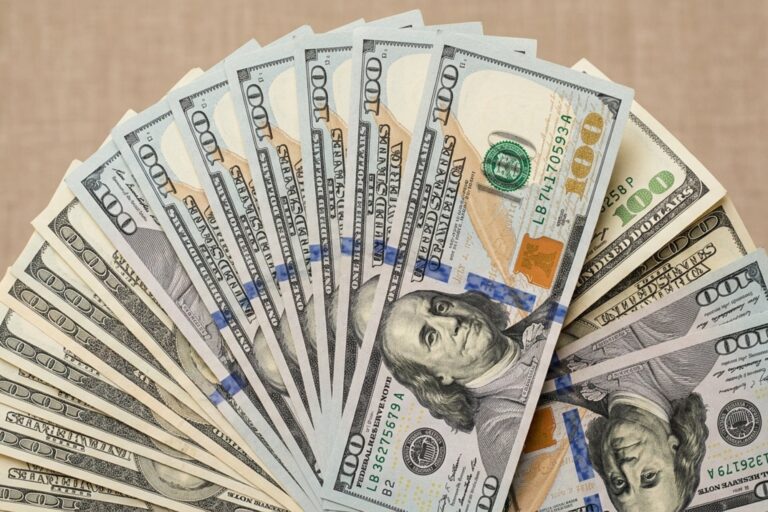 Gráfico económico con símbolos de crecimiento y alerta representando el análisis de la economía argentina