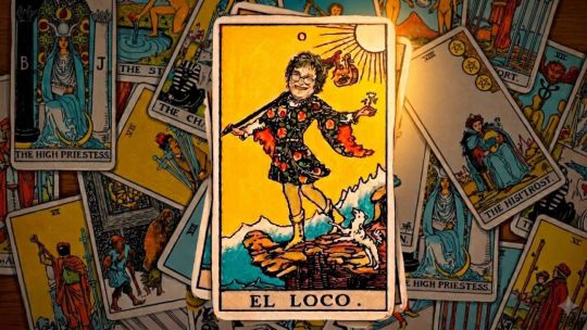 Gráfico de tendencias económicas y político junto a los retratos de Javier Milei y Carlos Melconian