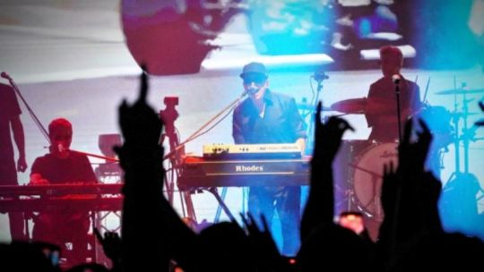 Andrés Calamaro en el escenario del Anfiteatro Mario Tránsito Cocomarola en Corrientes