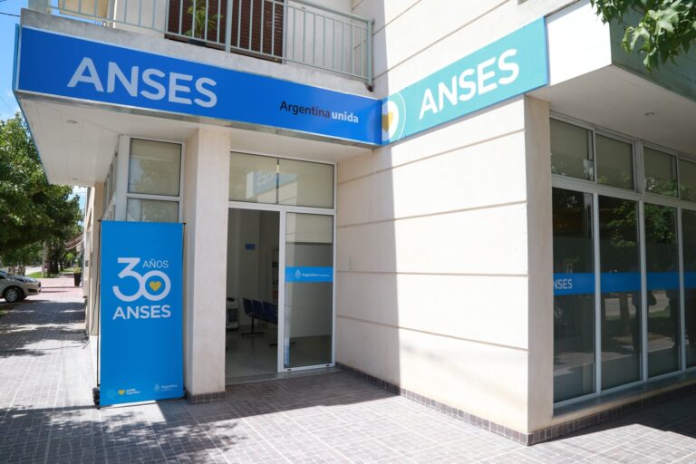 Calendario de pagos de Anses sobre una mesa con documentos