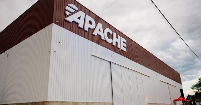 Logotipo de la empresa Apache Maquinaria Agrícola o una de sus sembradoras en exposición.