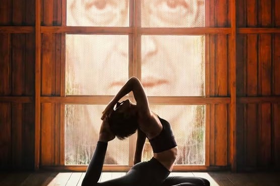 Retrato de una mujer de espaldas, con paisaje de montaña de fondo, representando un testimonio personal.