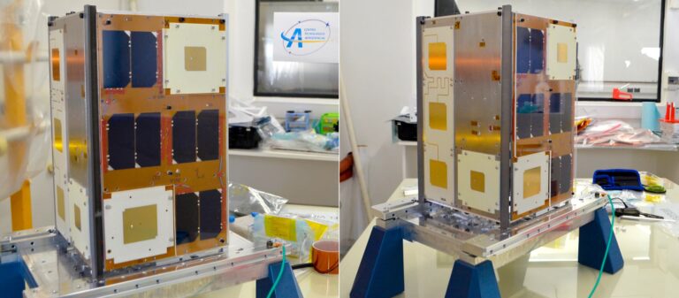 Ilustración del microsatélite Atenea de la UBA desplegado en el espacio, con la Tierra de fondo.