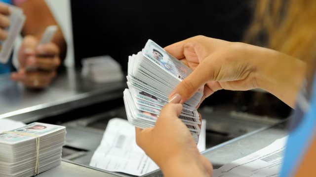 Fotografía que muestra el nuevo Documento Nacional de Identidad (DNI) argentino con chip.