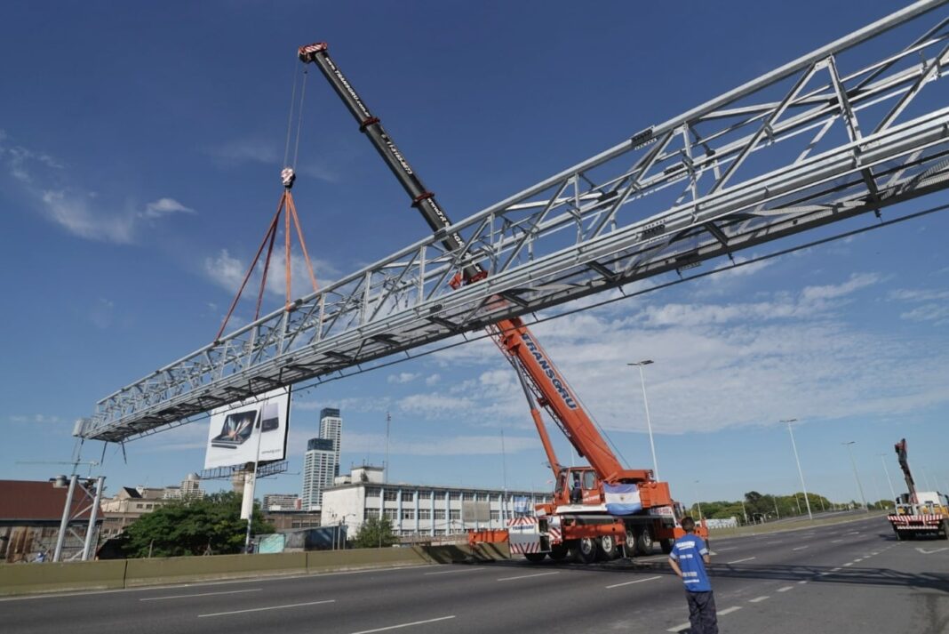 Pórtico de peaje Free Flow sobre una autopista argentina