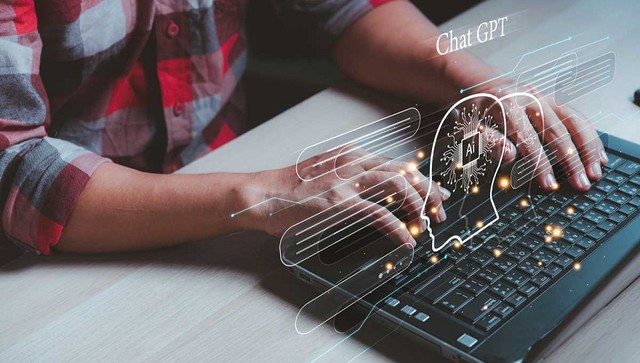 Persona trabajando en una computadora con gráficos de inteligencia artificial