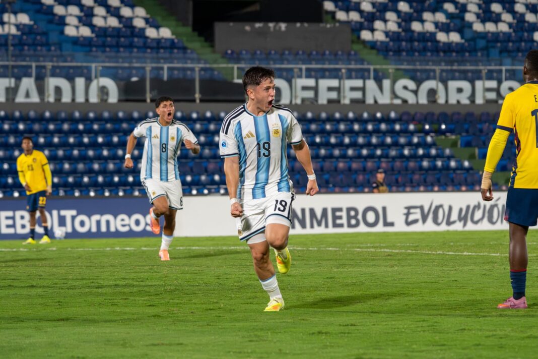 Jugadores de la Selección Argentina Sub 17 celebran un gol ante Ecuador en el Sudamericano.