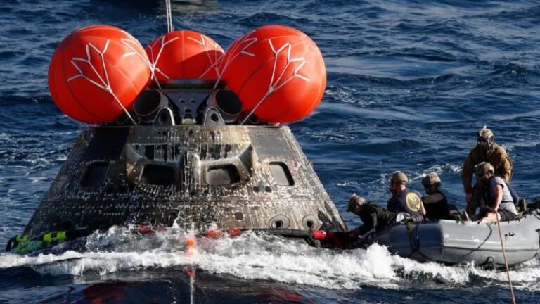Cápsula Orión de la NASA flotando en el océano Pacífico tras el amerizaje de la misión Artemis II.