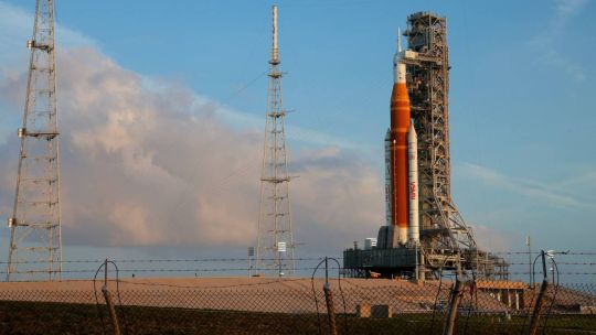 Cohete Space Launch System de la misión Artemis II en la plataforma de lanzamiento 39B del Centro Espacial Kennedy