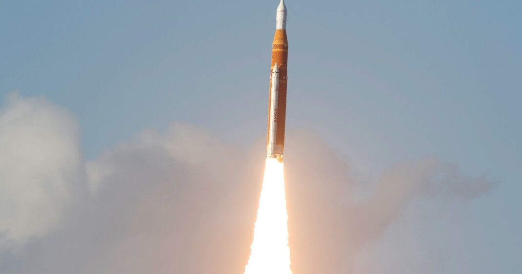 Ilustración de la nave Orion de la misión Artemis II en su trayectoria hacia la Luna.