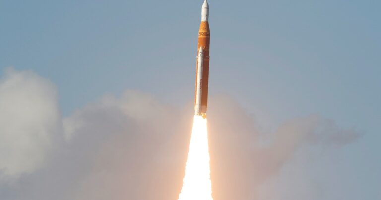 Ilustración de la nave Orion de la misión Artemis II en su trayectoria hacia la Luna.