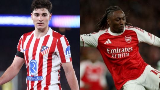 Los escudos del Atlético de Madrid y el Arsenal junto al trofeo de la Champions League.