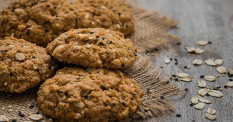 Bowl con avena, frutas y semillas, representando una cena saludable y saciante.