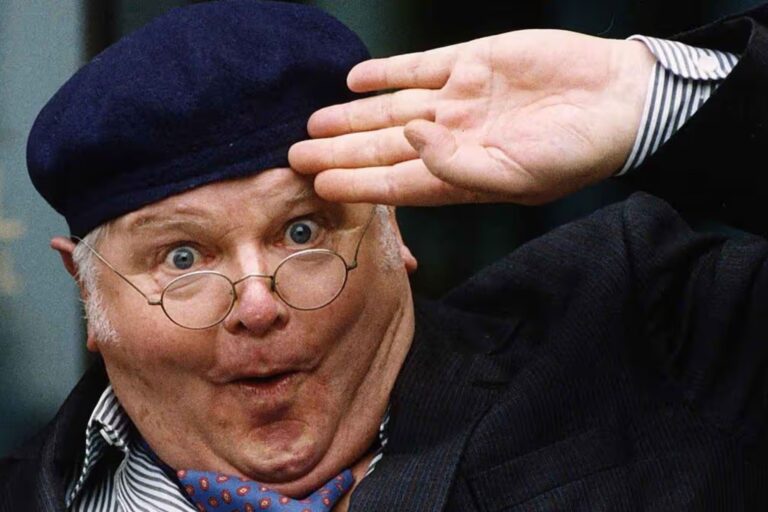 Benny Hill, el comediante inglés, sonriendo a cámara.