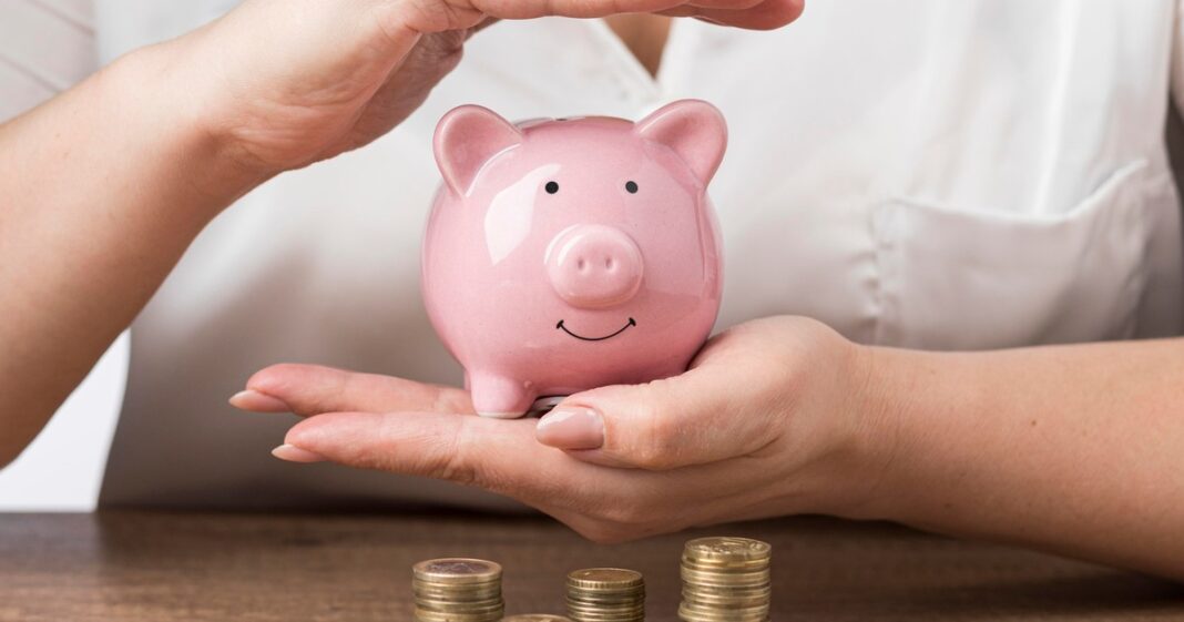 Ilustración de un teléfono móvil mostrando aplicaciones de billeteras virtuales como Mercado Pago y Ualá, con gráficos de crecimiento superpuestos.