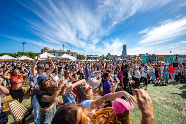 Público recorriendo los stands de Bioferia, festival de sustentabilidad en el Hipódromo de Palermo, Buenos Aires.