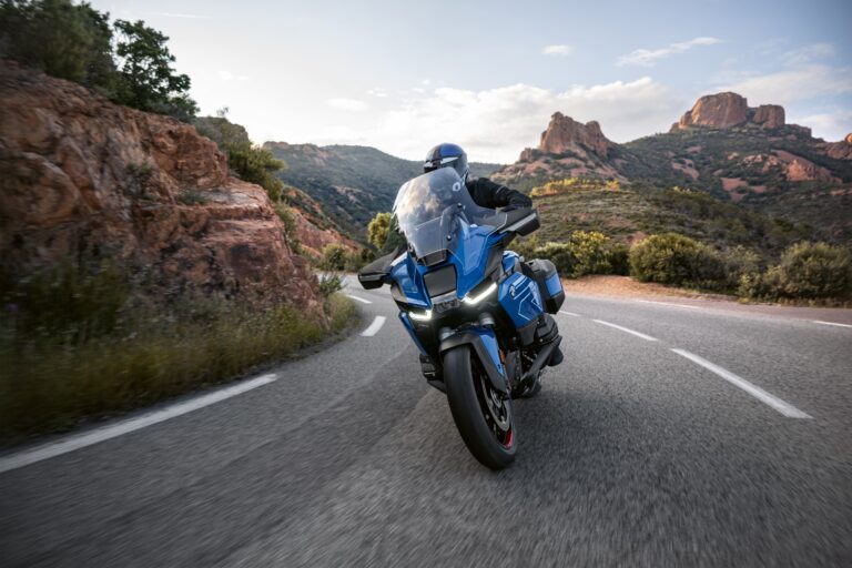 BMW R 1300 RT, moto touring color blanco, en exhibición