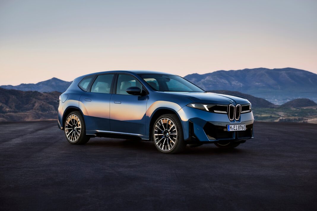 Vista frontal del nuevo BMW iX3 40, SUV eléctrico de color gris, con diseño moderno y parrilla característica.