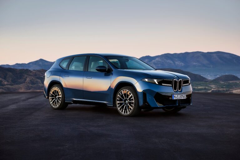 Vista frontal del nuevo BMW iX3 40, SUV eléctrico de color gris, con diseño moderno y parrilla característica.