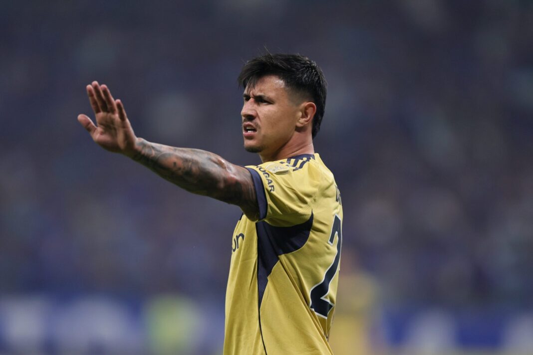 Adam Bareiro con la camiseta de Boca Juniors durante un partido