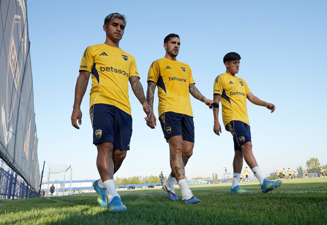 Jugadores de Boca Juniors entrenando en La Bombonera previo al partido contra Barcelona SC.