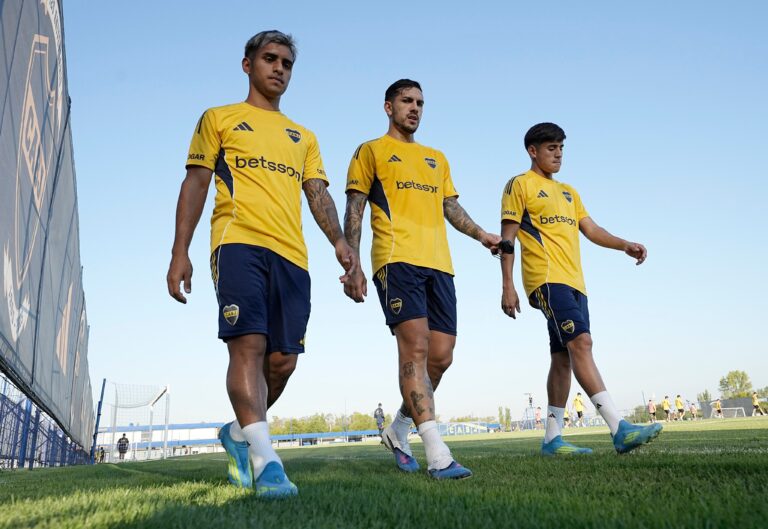 Jugadores de Boca Juniors entrenando en La Bombonera previo al partido contra Barcelona SC.