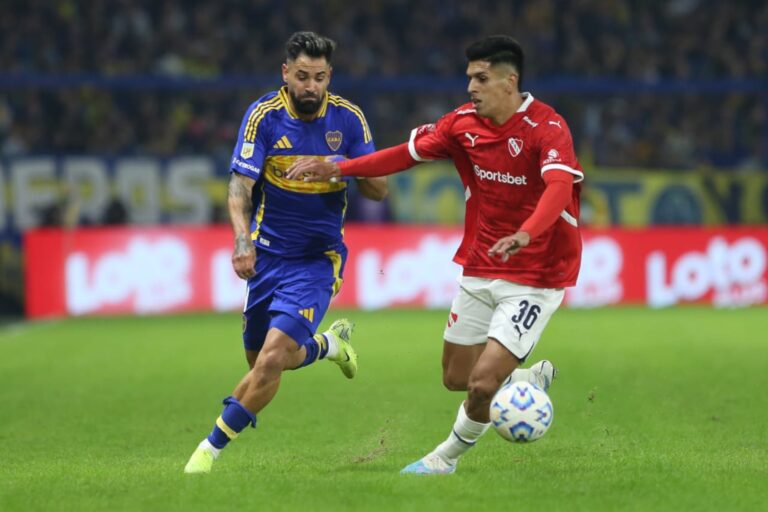 Jugadores de Boca Juniors e Independiente en un momento de un partido anterior.