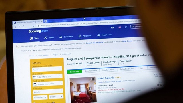 Ilustración de un escudo con un candado roto, representando un ciberataque o brecha de seguridad digital.