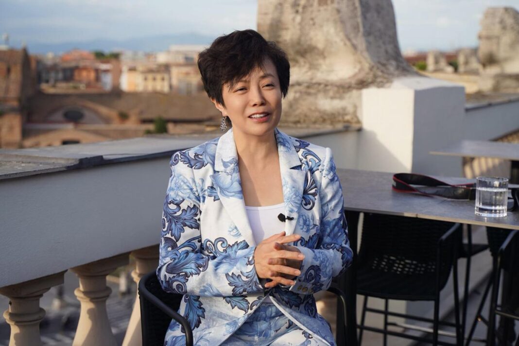 Stella Li, vicepresidenta ejecutiva de BYD, durante una conferencia de prensa en Auto China 2026 en Beijing