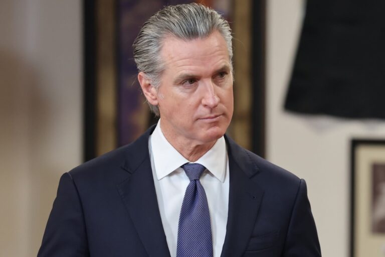 Gobernador Gavin Newsom durante una conferencia de prensa sobre la demanda al gobierno federal.