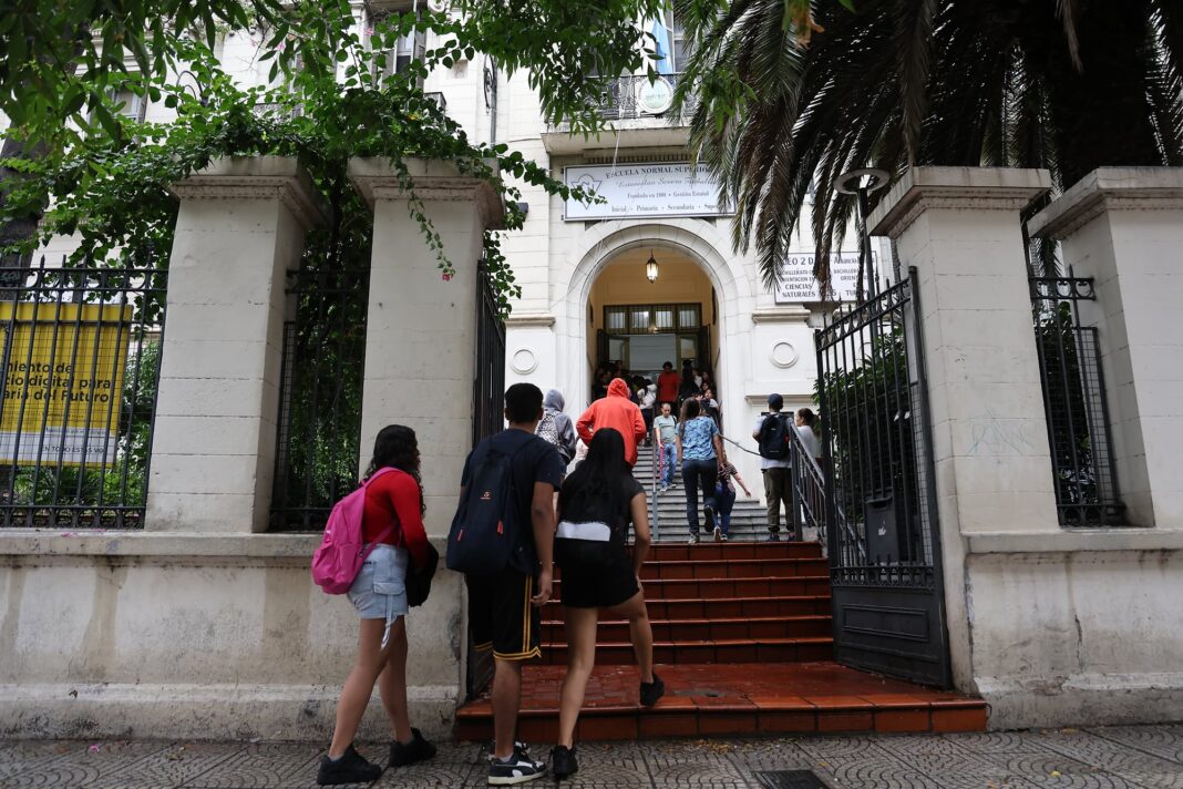 Estudiantes secundarios en un aula escolar