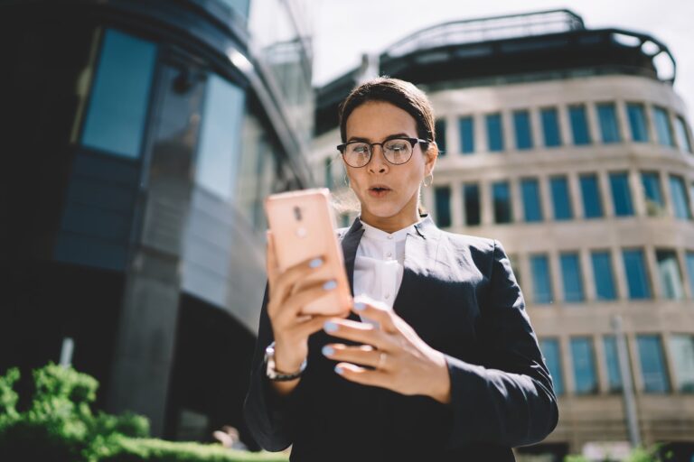 Ilustración conceptual de una fusión entre notas musicales y un cerebro digital, representando la creación musical con inteligencia artificial.