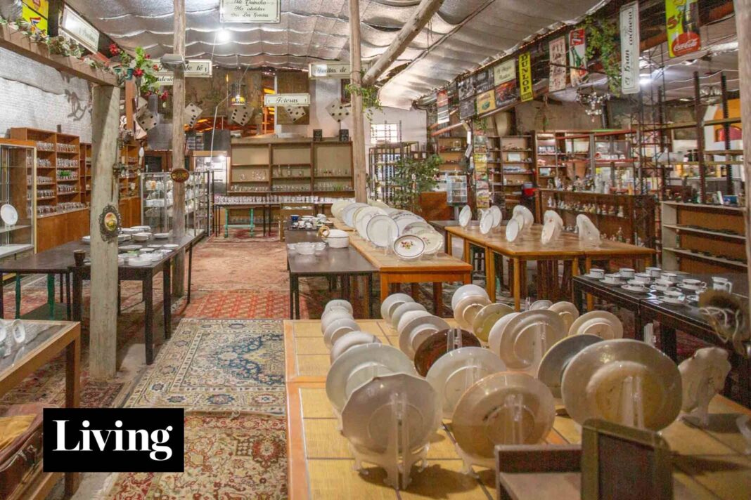 Fachada de una casona histórica y objetos decorativos en un local de Capilla del Señor, Buenos Aires