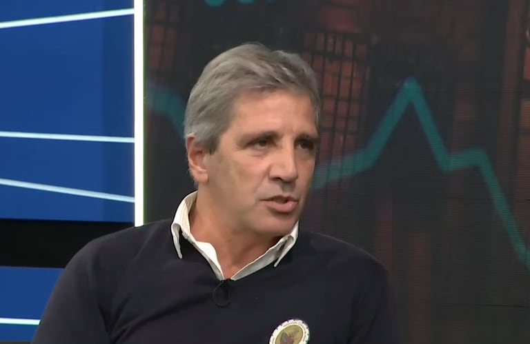 El ministro de Economía, Luis Caputo, durante una conferencia.