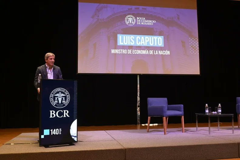 El ministro de Economía, Luis Caputo, durante una conferencia de prensa.