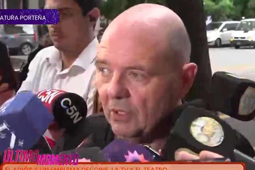 Carlos Rottemberg hablando a la prensa sobre Luis Brandoni