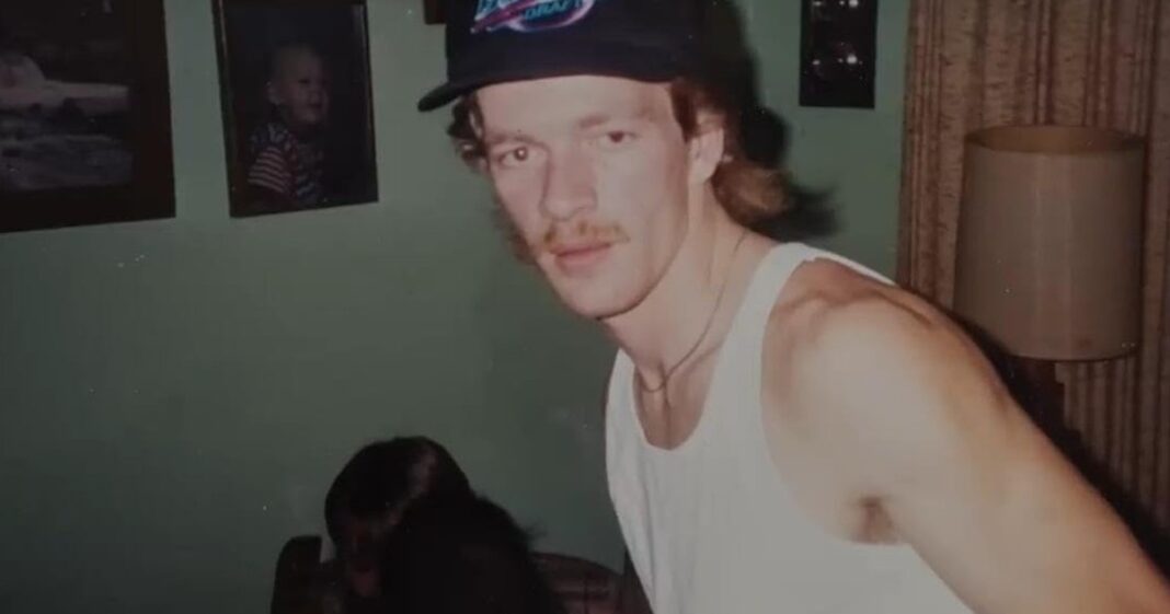 Ilustración de un dique o inundación en una zona rural, referencia al caso de James Scott en Missouri, 1993.