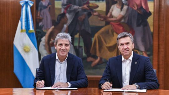 Leandro Zdero, gobernador del Chaco, durante la firma del acuerdo de financiamiento para la Ruta 9.