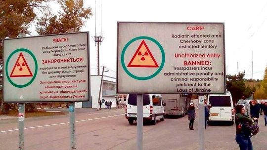 Vista de la ciudad abandonada de Prípiat con un árbol rompiendo el asfalto