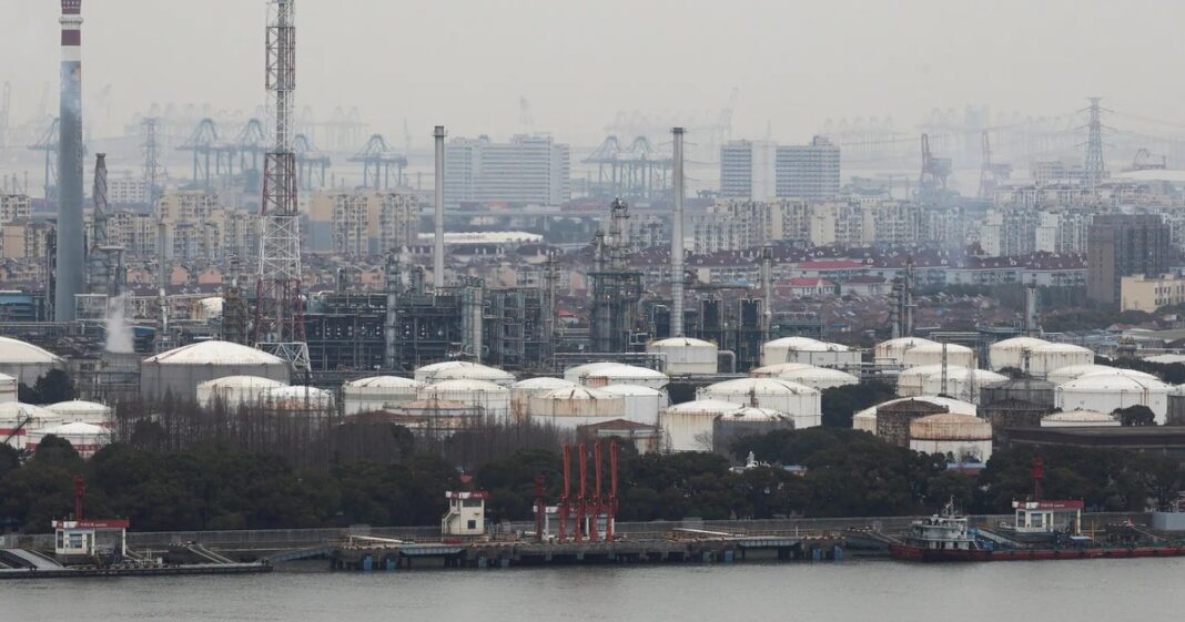 Gráfico ilustrativo de la matriz energética de China con énfasis en renovables y reservas de petróleo.