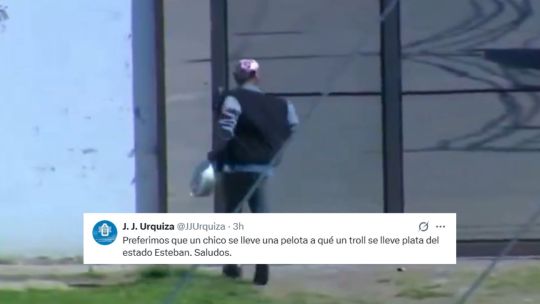 Momento en el que un niño ingresa al campo de juego durante el partido entre J.J. Urquiza y Deportivo Armenio.