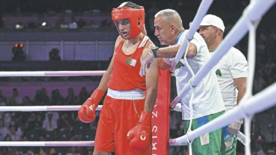 Logo del Comité Olímpico Internacional y silueta de atletas en competencia