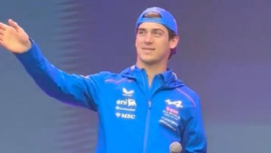 Franco Colapinto saluda a la multitud durante el Road Show en los bosques de Palermo, Buenos Aires